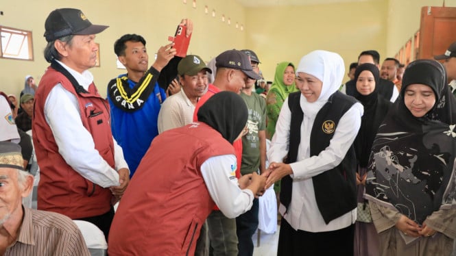 Khofifah Menyerahkan Bantuan di Pulau Bawean.