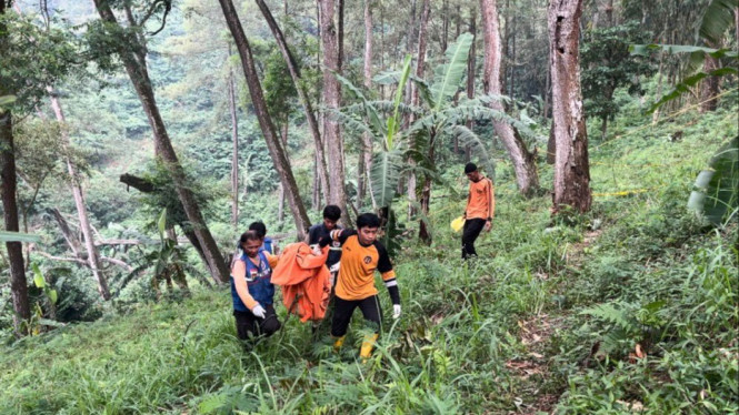 Petugas mengevakuasi potongan kaki dan daging manusia di Mojokerto.