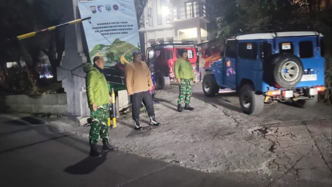 Polri-TNI berjaga-jaga di Gunung Bromo di momen libur Maulid Nabi.