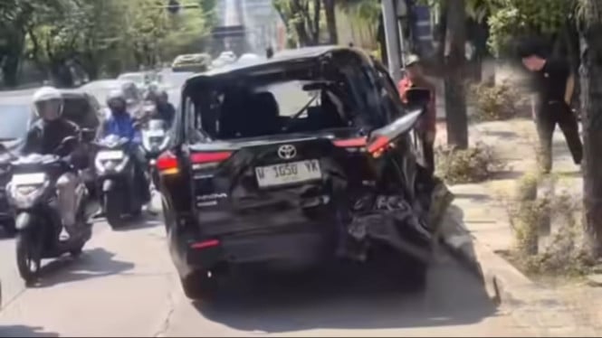 Toyoya Innova Zenix Rusak Akibat Kecelakaan.