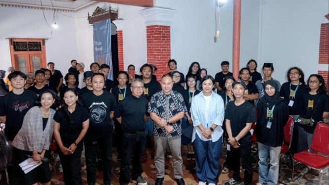 Para seniman peserta MTN Lab bersama Ahmad Mahendra