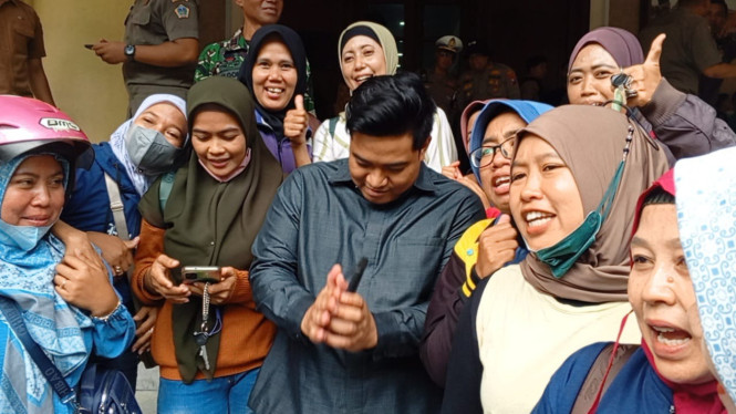 Ketua DPRD Gresik Syahrul Munir menemui ibu-ibu di kantor DPRD