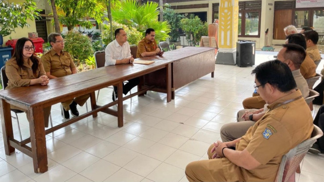 Walikota Surabaya, Eri Cahyadi bersama camat dan lurah.