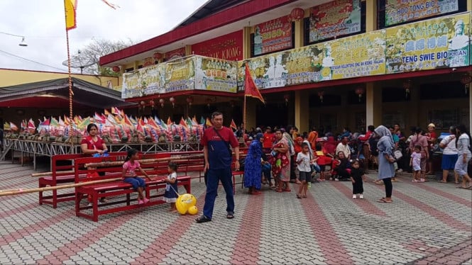 Klenteng Tjoe Tik Kiong Tulungagung berbagi sembako.