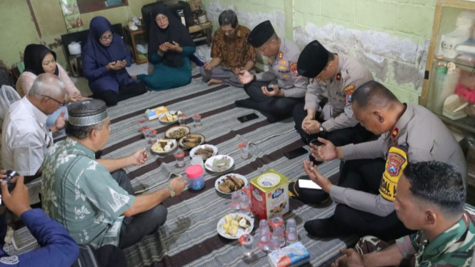 Kapolres Mojokerto Irham Kustarto saat takziah rumah korban mutilasi, mendiang Tiara Angelina Saraswatu, di Lamongan
