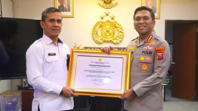 Kapolresta Sidoarjo Kombes Pol Christian Tobing saat menerima penghargaan