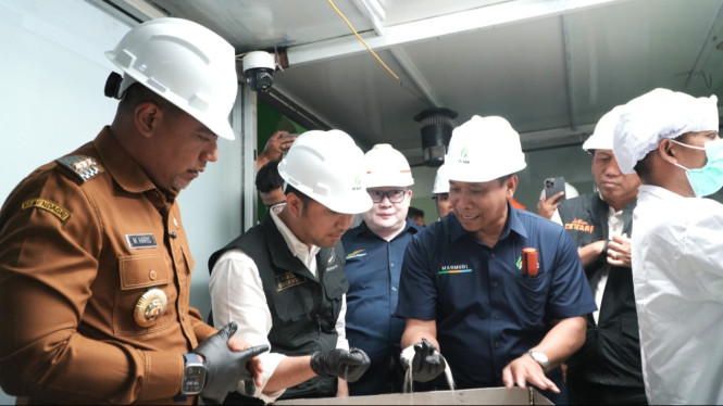 Wagub Jatim Emil Dardak di Pabrik Gula Gending.