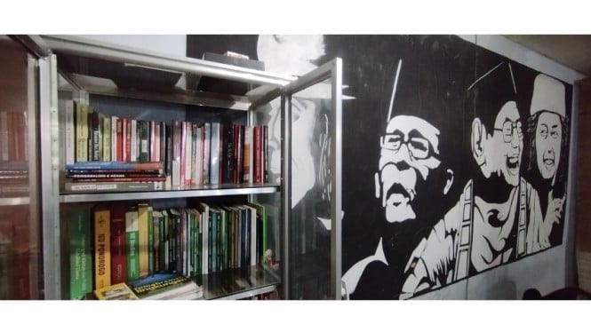 Buku-buku di salah satu kedai di Sumenep, Madura.