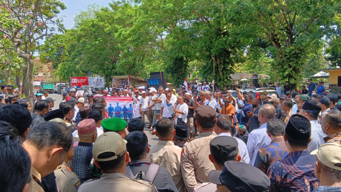 Demo Pejuang Gayatri di DPRD Tulungagung.