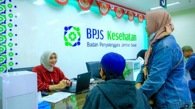 Petugas BPJS Kesehatan Gresik melayani warga.