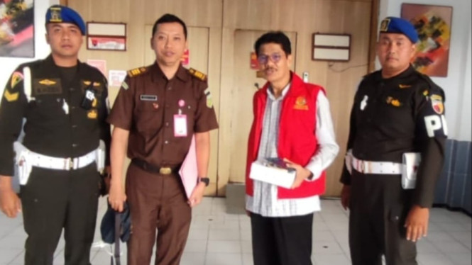 Mantan Kadispendik Jatim Saiful Rachman (baju tahanan)