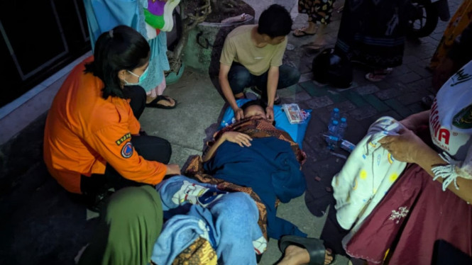 Wanita melahirkan di jalan di Surabaya.