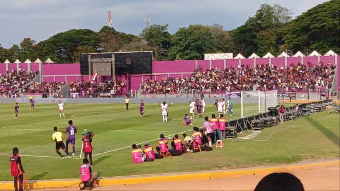 Laga Persik Kediri versus Malut United.