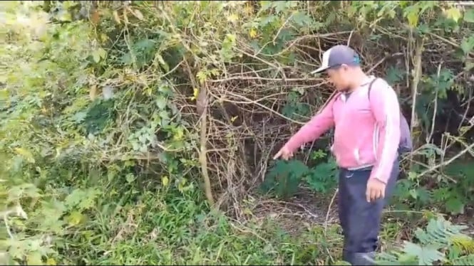 Warga menunjukkan lokasi penemuan potongan jasad Tiara Angelina Saraswati di kurang kawasan Dusun Pacet Selatan, Desa/Kecamatan Pacet, Mojokerto