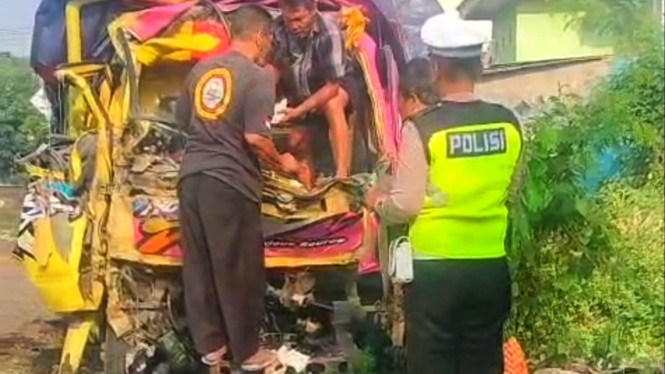 Truk kecelakaan di Balongbendo, Sidoarjo.