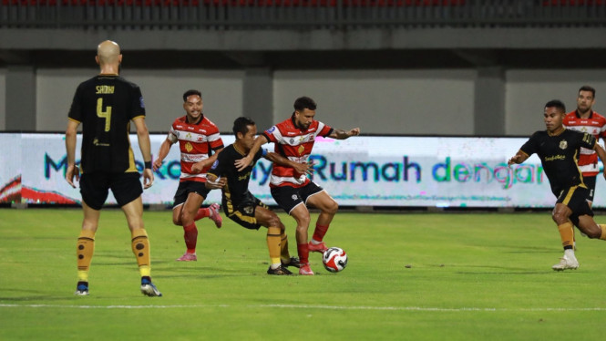 Pertandingan Madura United Vs Bhayangkara FC.