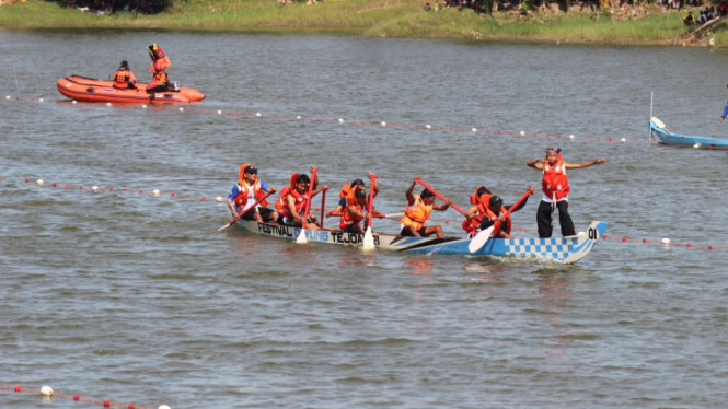 Festival dayung Tejoasri Lamongan di aliran Bengawan Solo.