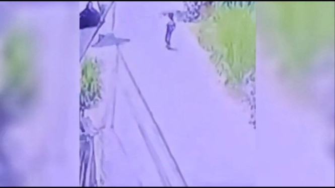 Bocah terekam CCTV beberapa saat sebelum tenggelam.