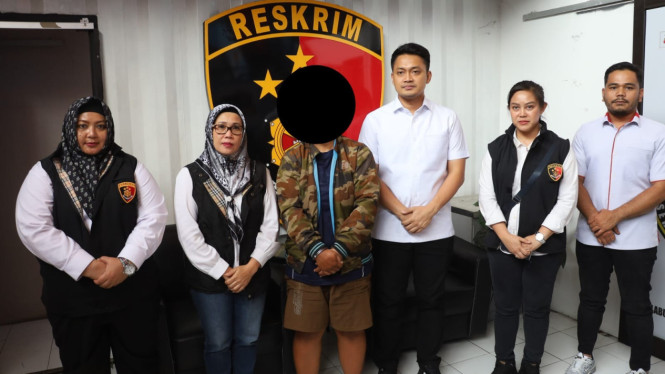 Pasangan lesbi penelantar anak ditangkap polisi di Surabaya.