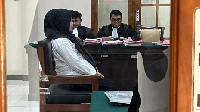 Terdakwah Penipuan Lelang Arisan Ernawati (Putih).