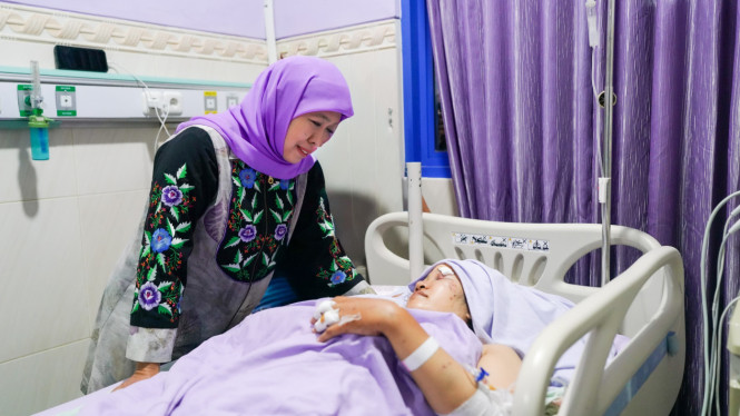 Khofifah Menjenguk Korban Kecelakaan Bus di Rumah Sakit.