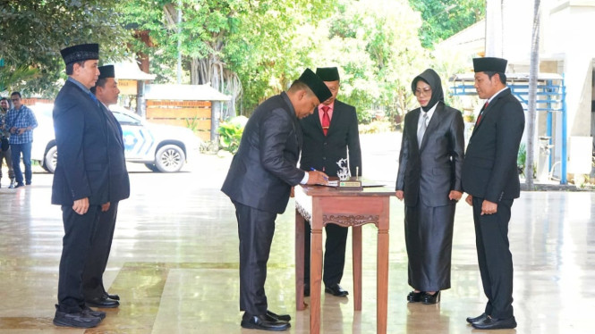 Bupati Sidoarjo melantik sejumlah pejabat.