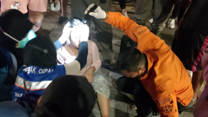 Petugas mengevakuasi korban kecelakaan di Surabaya.