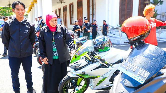 Khofifah Bersama Pembalap Mario Aji.