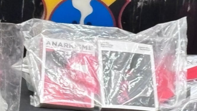 Buku yang disita Polda Jatim dari tersangka kerusuhan.
