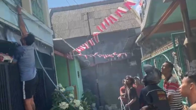 Warga Membantu Damkar Memadamkan Kebakaran Rumah.