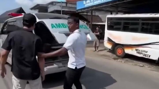 Ambulans yang viral diadang mobil pribadi di Tuban.