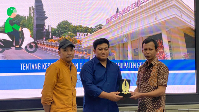 Ketua DPRD Gresik bersama perwakilan pengemudi ojol.