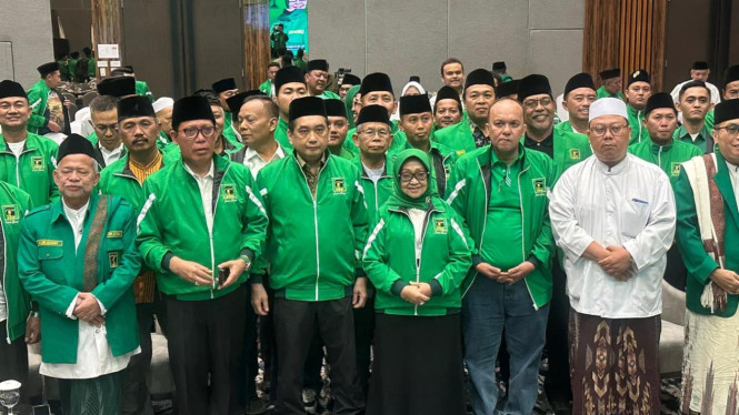 Waketum PPP Musyaffa' Noer bersama para kader PPP.