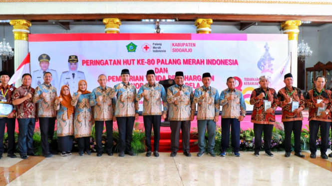 Pemberian tanda penghormatan donor darah.