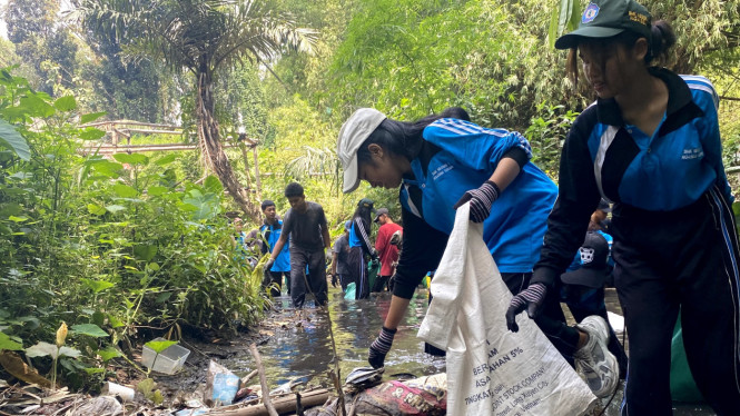 Aksi bersih lingkungan pecinta alam SMKN 1 Ngasem.