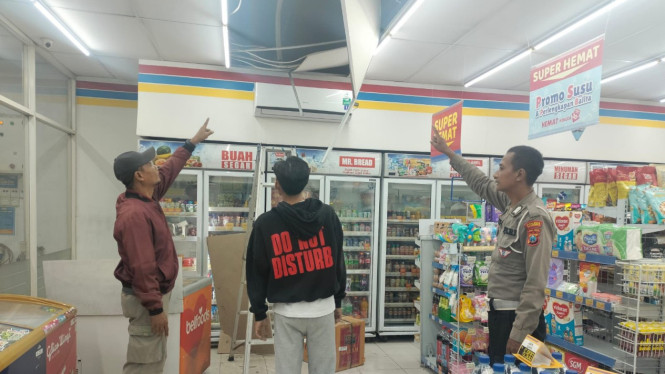Plafon minimarket di Mojokerto yang dijebol maling.