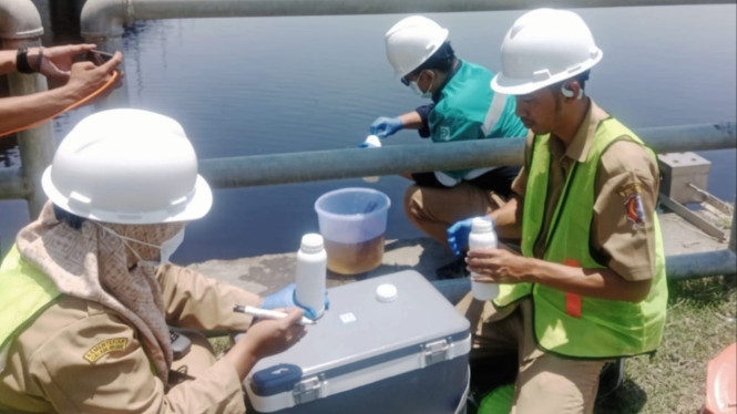 Tim DLH cek air Sungai Bengawan Solo di Bojonegoro yang menghitam.