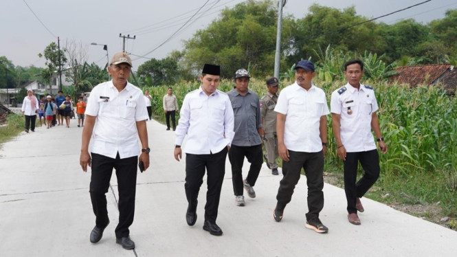 Bupati Mojokerto Gus Barra meninjau proyek jalan.