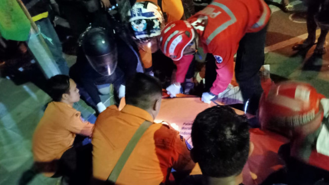 Petugas evakuasi korban kecelakaan di Surabaya.