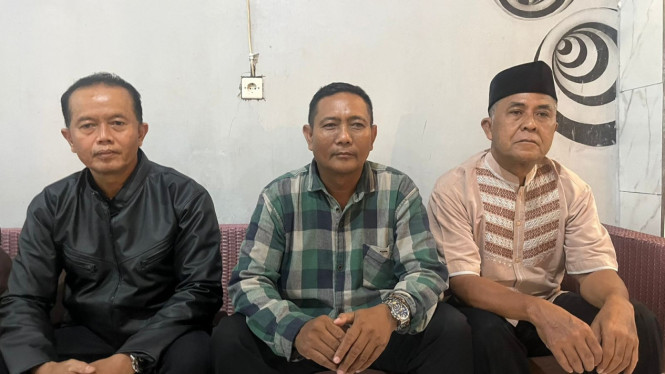 Kades Tempuran, Slamet (tengah), klarifikasi videonya yang viral.