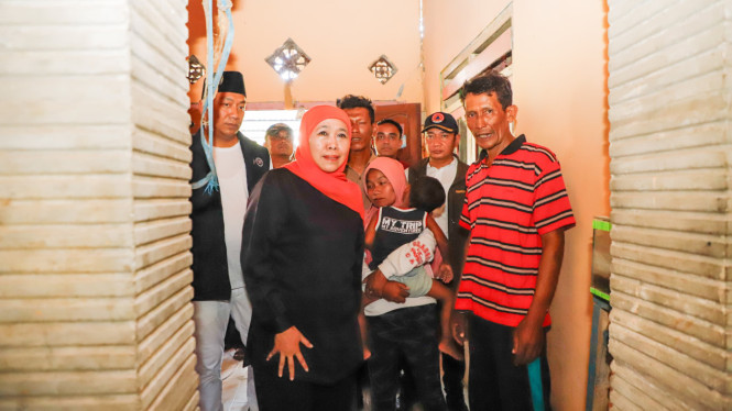 Khofifah membagikan bantuan ke korban gempa Situbondo.