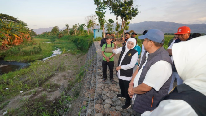 Khofifah Meninjau Pemasangan Bronjong di Sungai Selowongo
