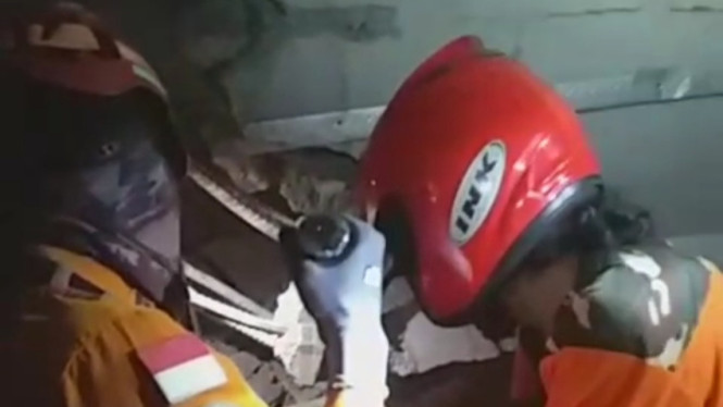 Tim SAR membuka akses di musala yang ambruk di Ponpes Al Khoziny.