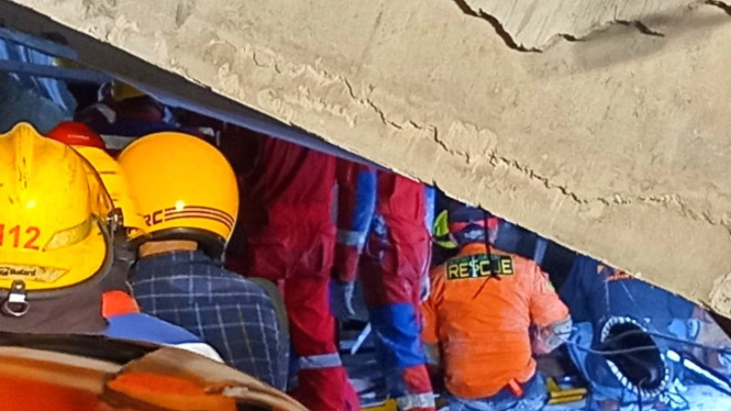 Ptoses evakuasi korban musala ambruk di Ponpes Al Khoziny.