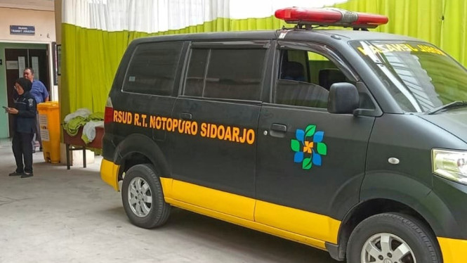 Ambulans membawa jenazah korban di RSUD dr RT Notopuro Sidoarjo.