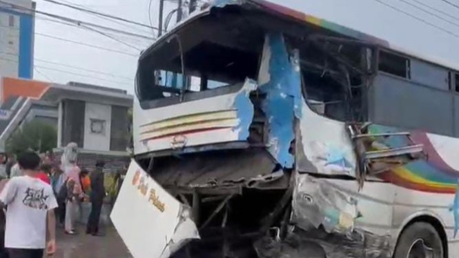 Bagian Belakang Bus Rusak Karena Tabrakan.