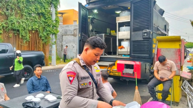 Tim Polri dalam Proses Evakuasi Ambruknya Mushola Ponpes Al Khoziny.