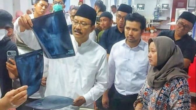 Mensos Gus Ipul Menjengung Haikal di Rumah Sakit.
