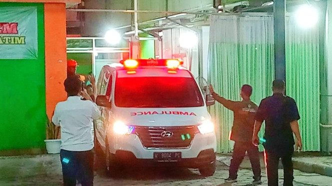 Ambulans membawa jenazah korban tragedi Ponpes Al Khoziny Buduran.