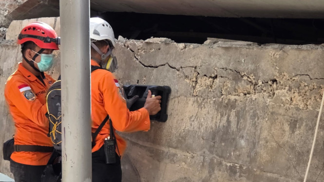 Tim SAR mendeteksi korban dengan wall scanner suffer.